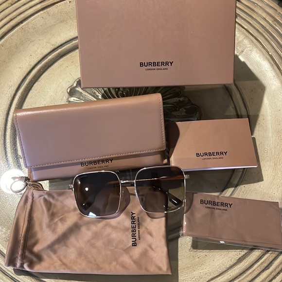 Accessories - Burberry sunglasses